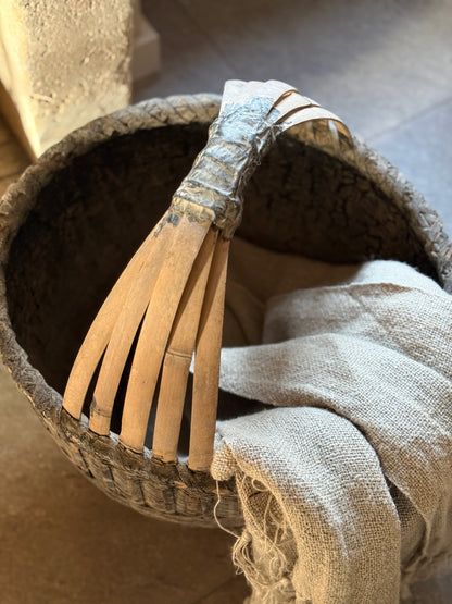 Authentischer chinesischer Korb mit Henkel