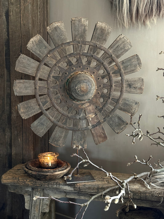 Houten wiel op metalen voet