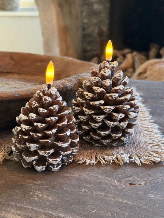 Dennenappel wax kaars LED- Verkrijgbaar in 2 maten