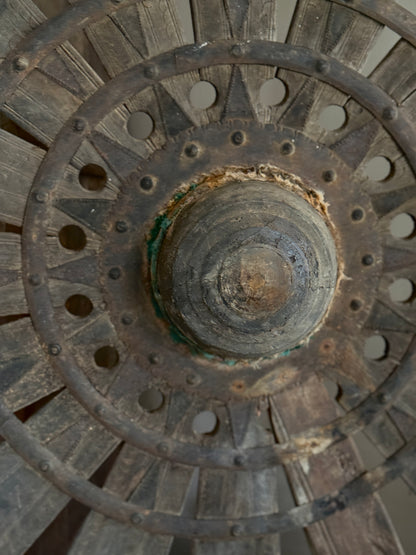 Houten wiel op metalen voet