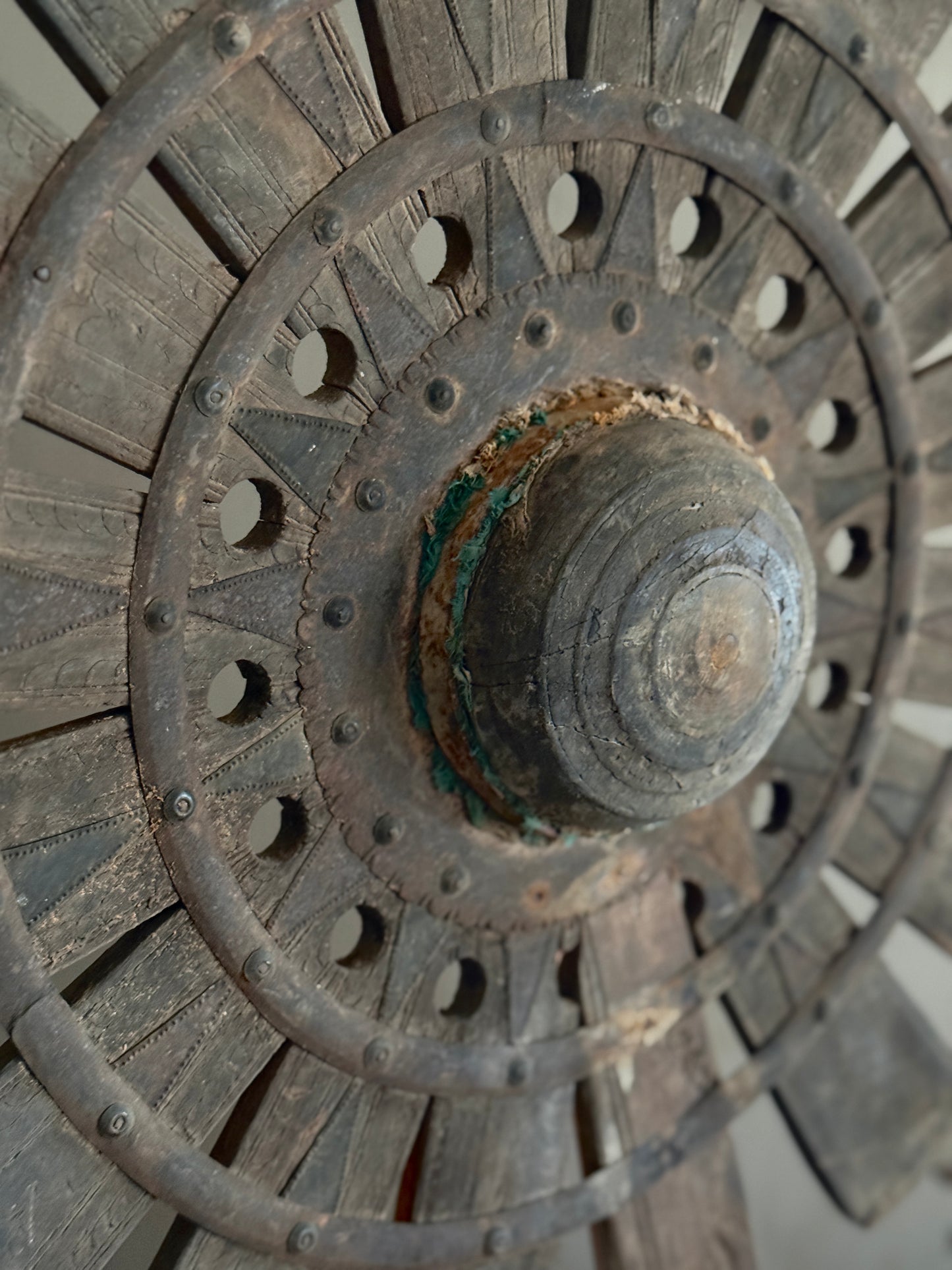 Houten wiel op metalen voet