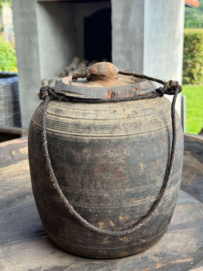 Oud Nepalees potje met deksel (6C)