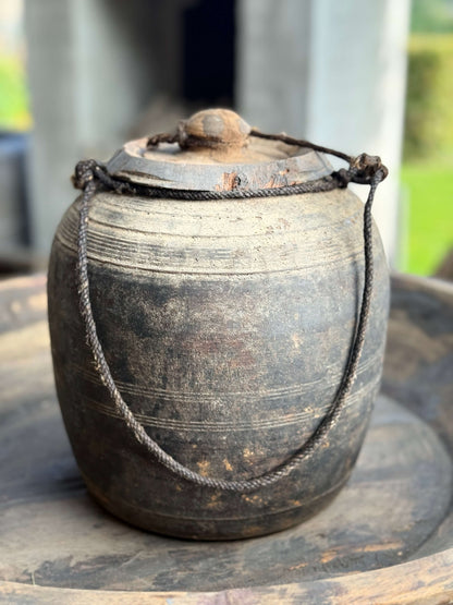 Oud Nepalees potje met deksel (6C)