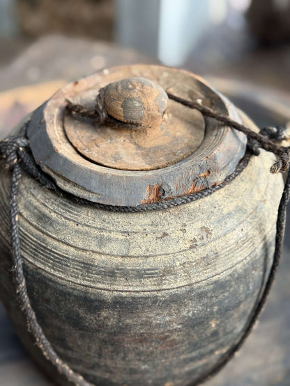 Oud Nepalees potje met deksel (6C)