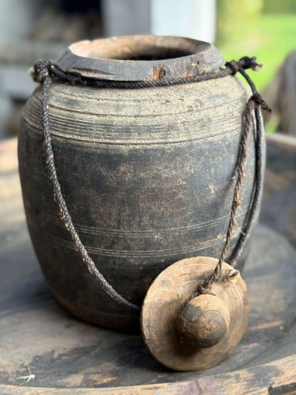 Oud Nepalees potje met deksel (6C)