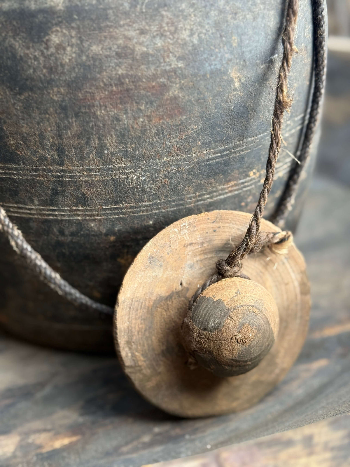 Oud Nepalees potje met deksel (6C)
