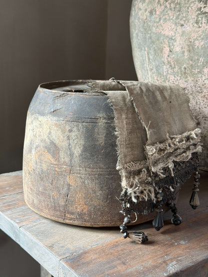 Oud houten pot uit- (LH8)