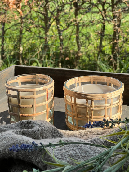 Candle in glass with reed wrapped around it, "Flower", available in 2 sizes