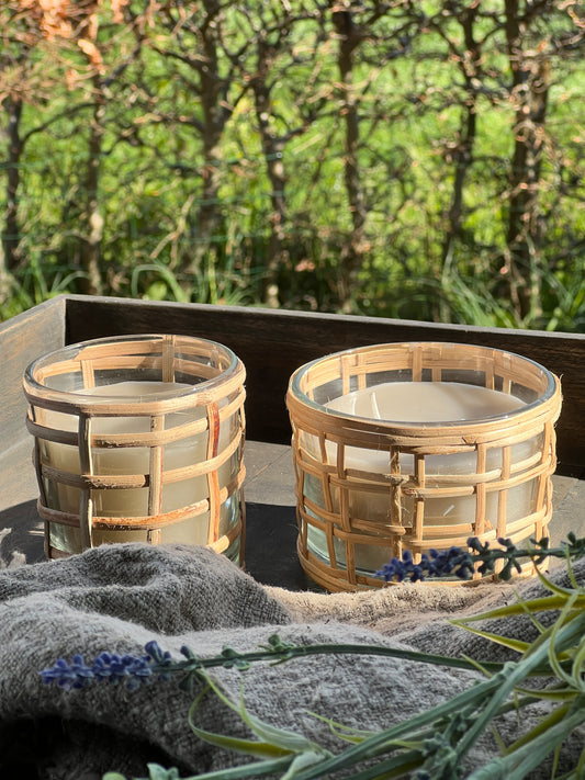 Kaars in glas met riet ombonden, "Flower", verkrijgbaar in 2 maten
