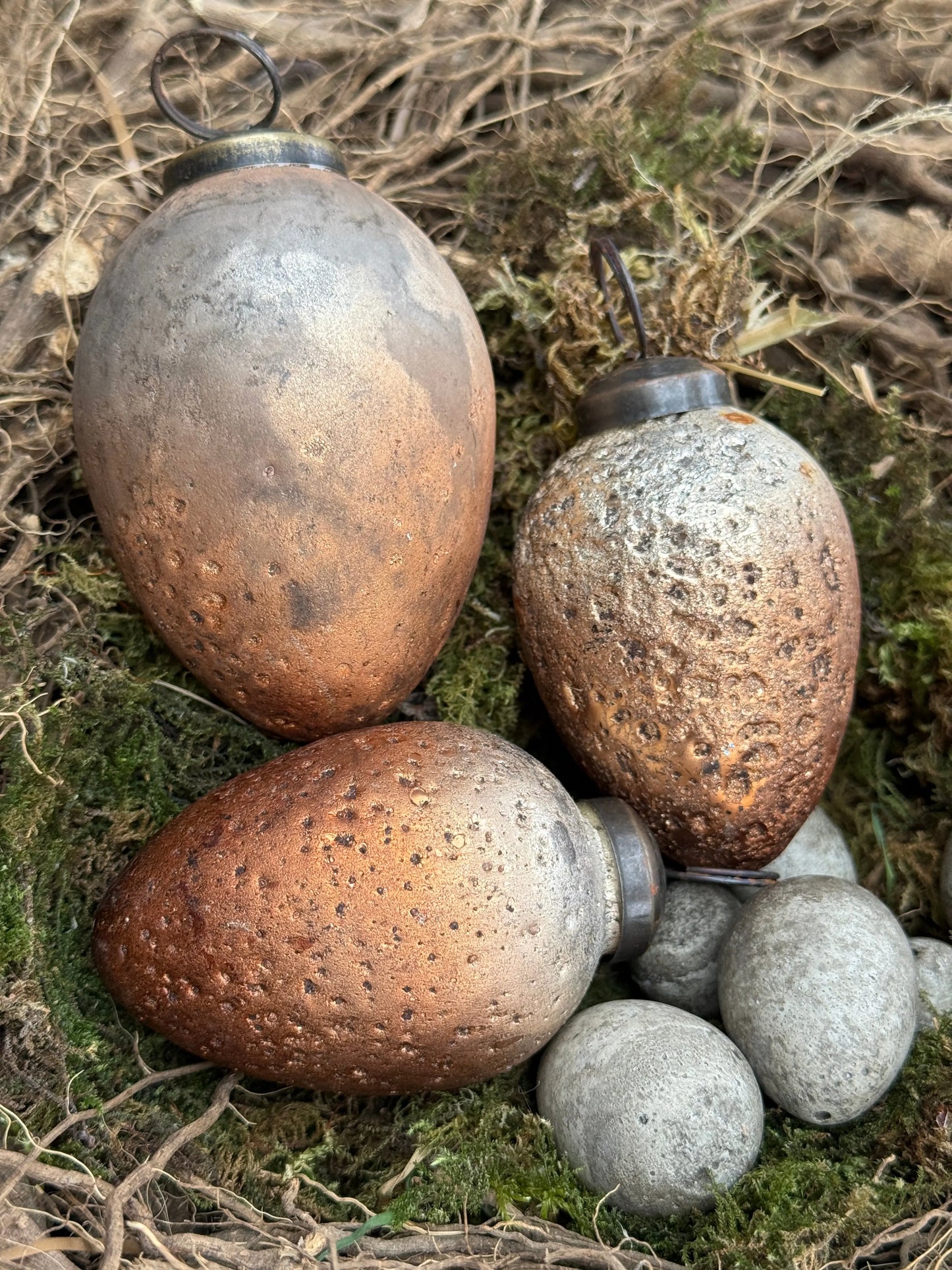 Decorative Easter egg gold/copper 7x5 cm.
