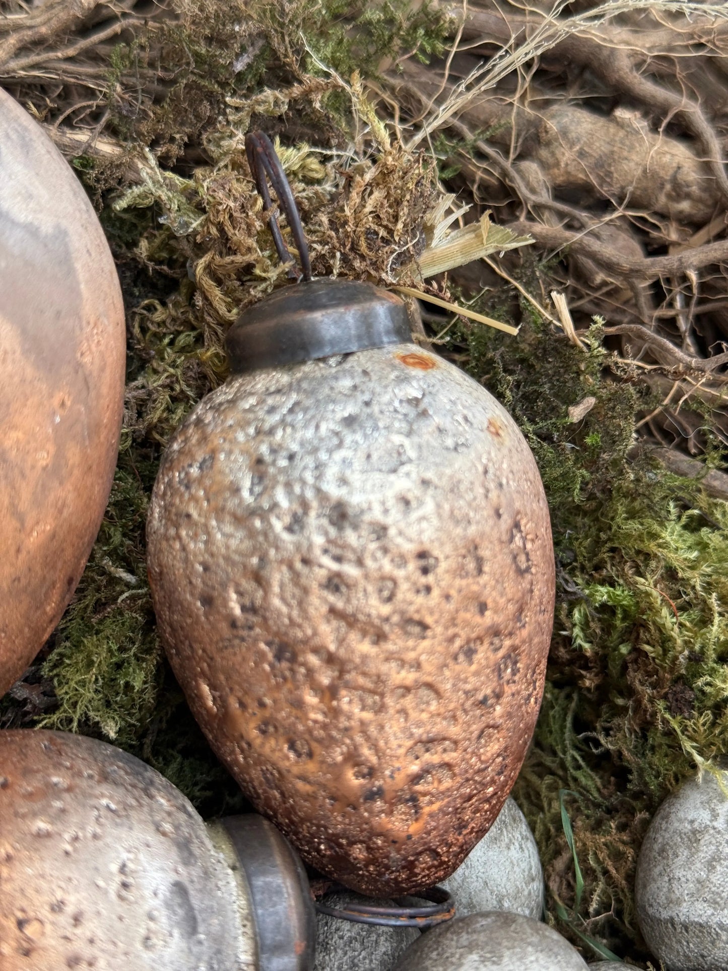 Decorative Easter egg gold/copper 7x5 cm.