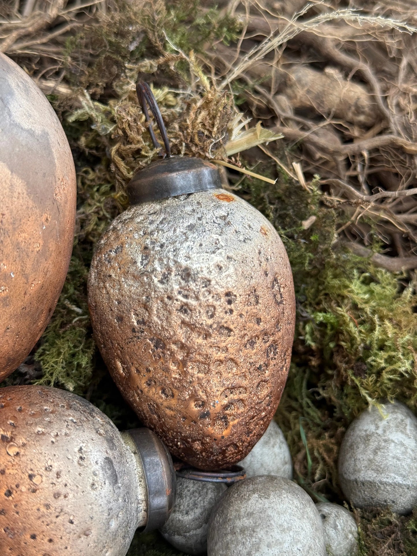Decorative Easter egg gold/copper 7x5 cm.
