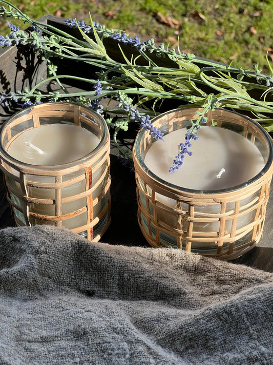 Kaars in glas met riet ombonden, "Flower", verkrijgbaar in 2 maten