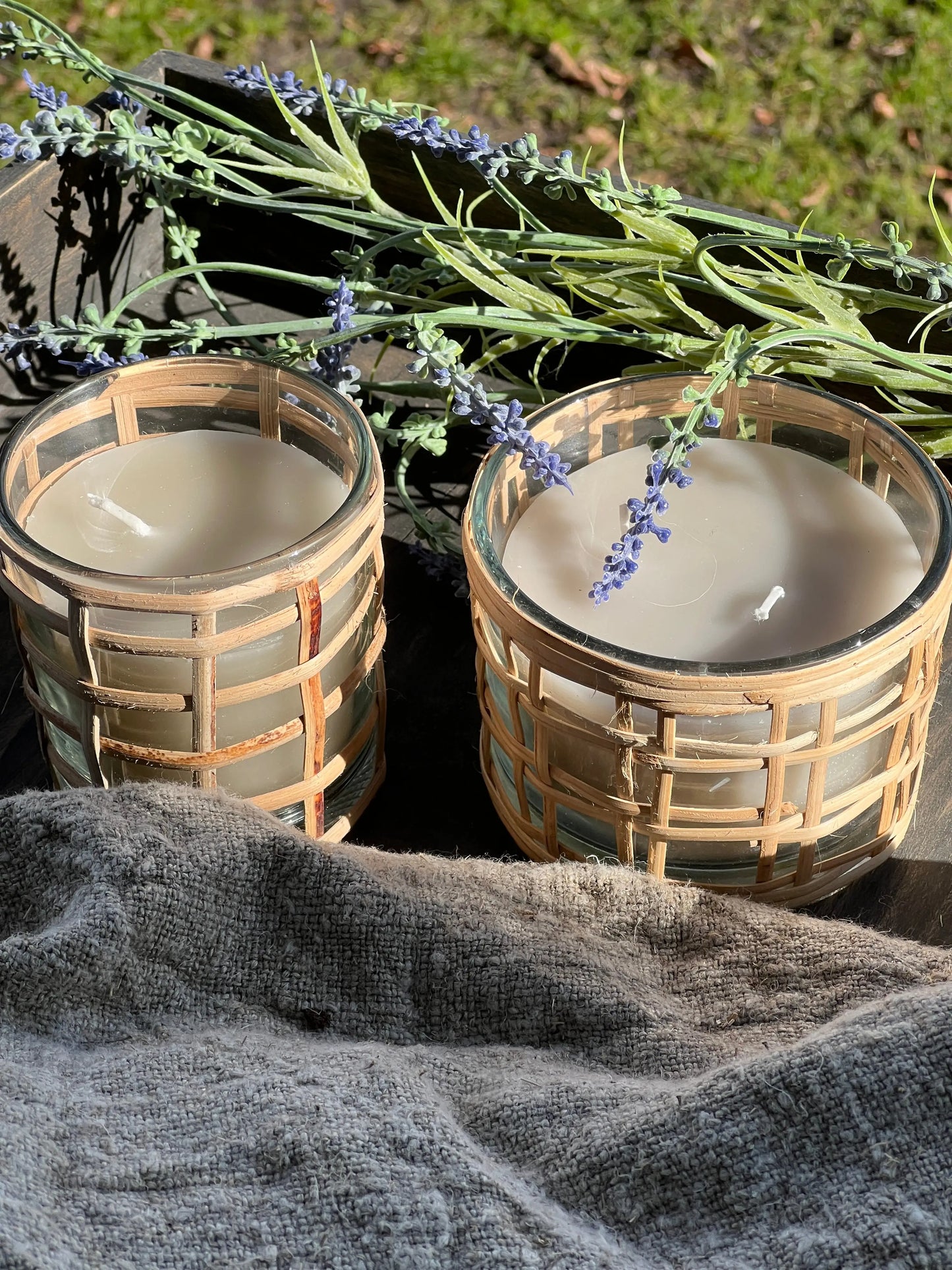 Candle in glass with reed wrapped around it, "Flower", available in 2 sizes