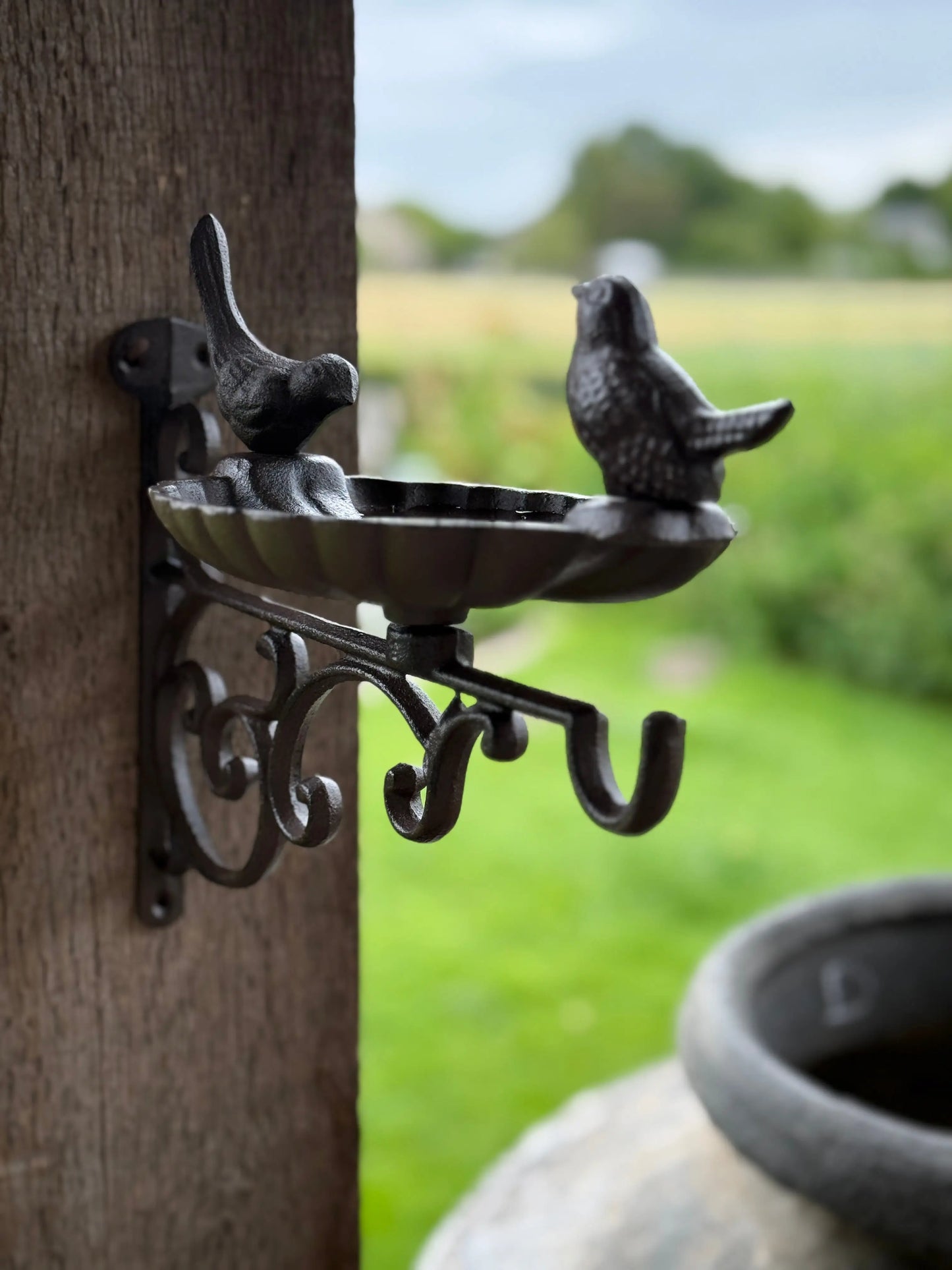 Vogeldrink/voederbakje aan wandhanger – smeedijzer – 25x28x14 cm