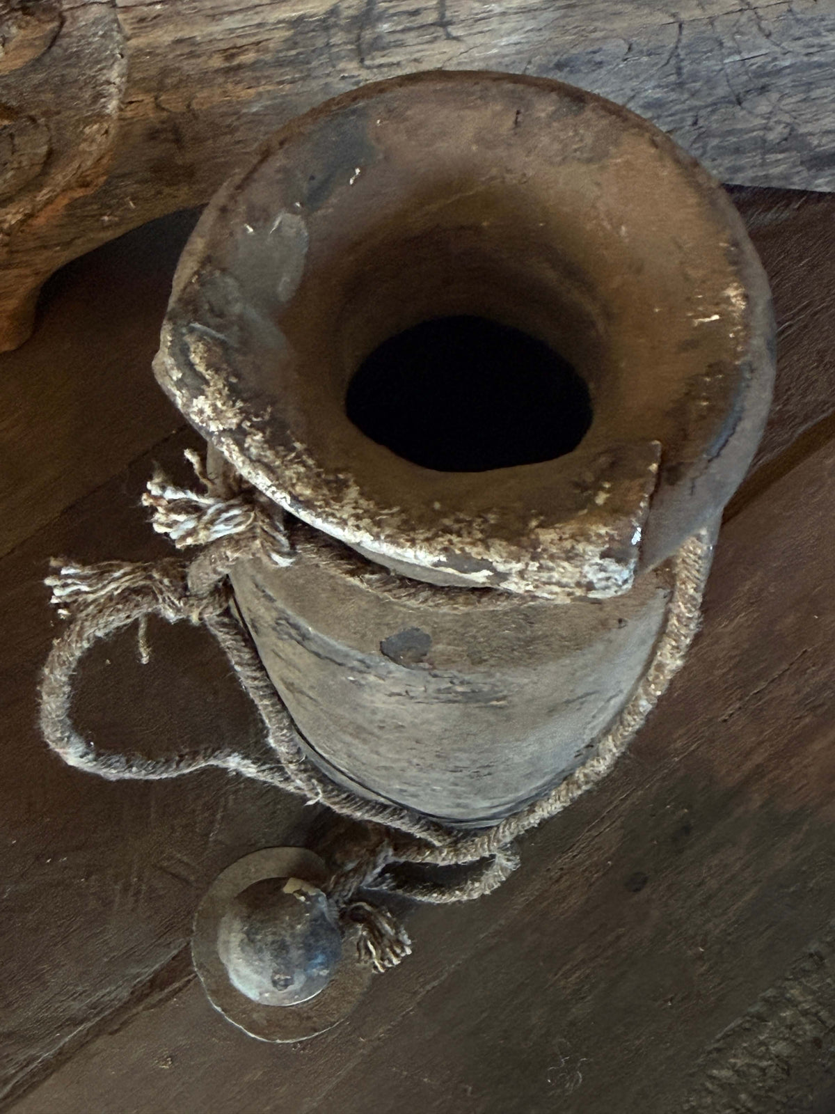 Old Nepalese jar with lid (LH20)
