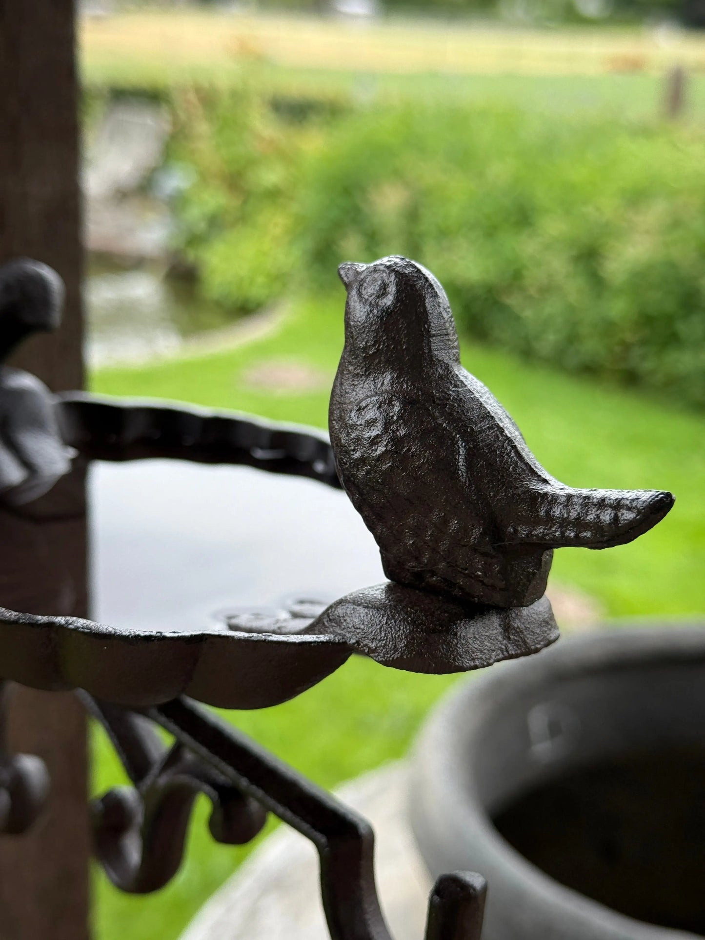 Vogeldrink/voederbakje aan wandhanger – smeedijzer – 25x28x14 cm
