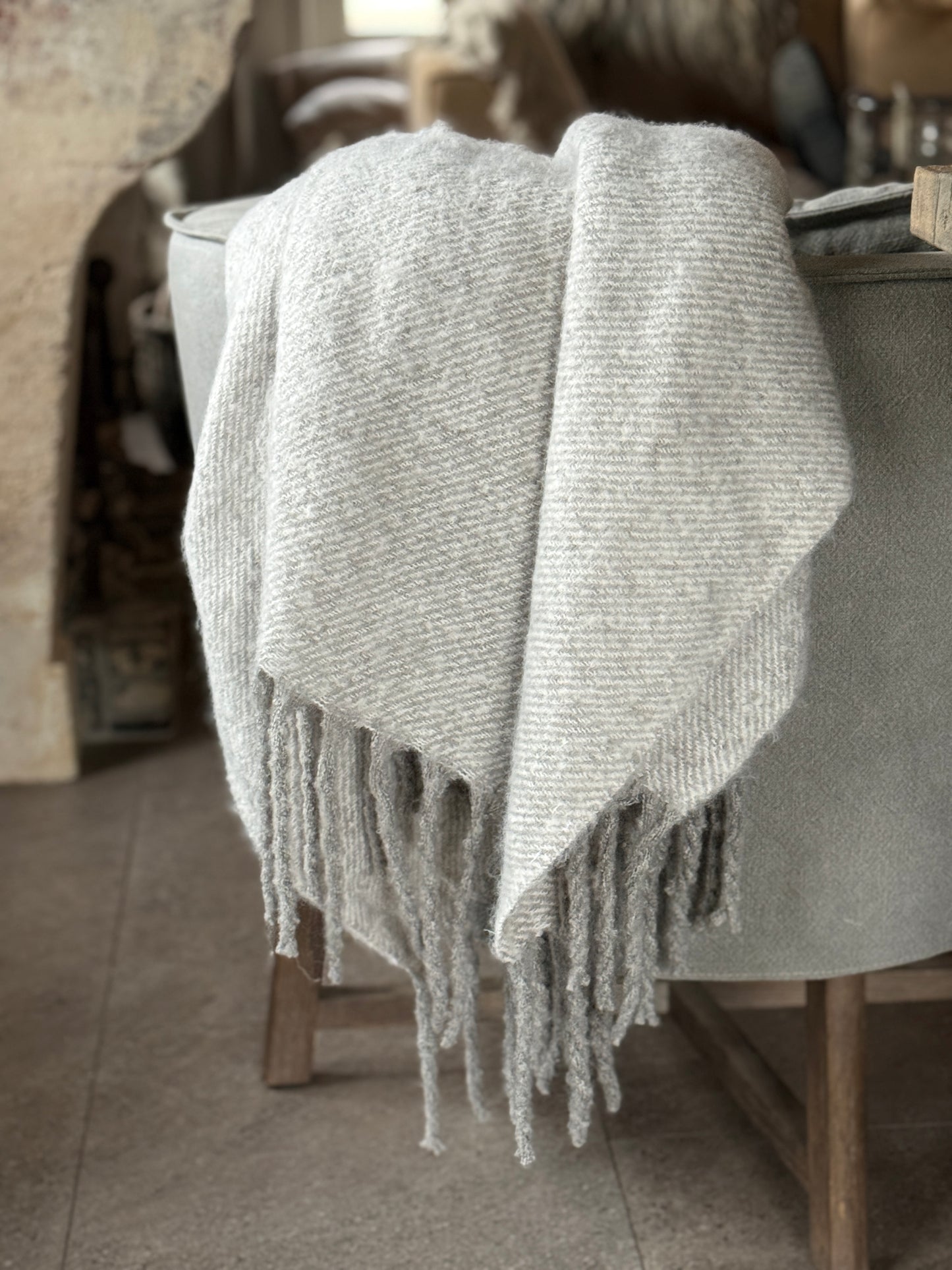 Weiches Karomuster mit langen Fransen – Hellgrau