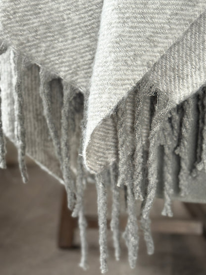 Weiches Karomuster mit langen Fransen – Hellgrau