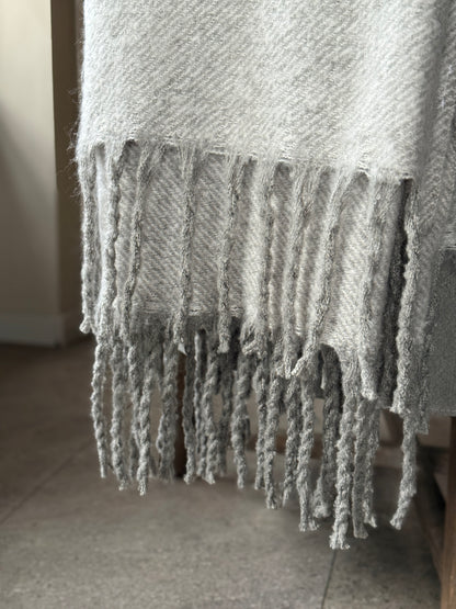 Weiches Karomuster mit langen Fransen – Hellgrau