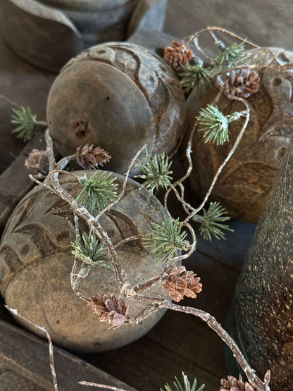 Winterse guirlande met dennenappeltjes en pinus- circa 120 cm.