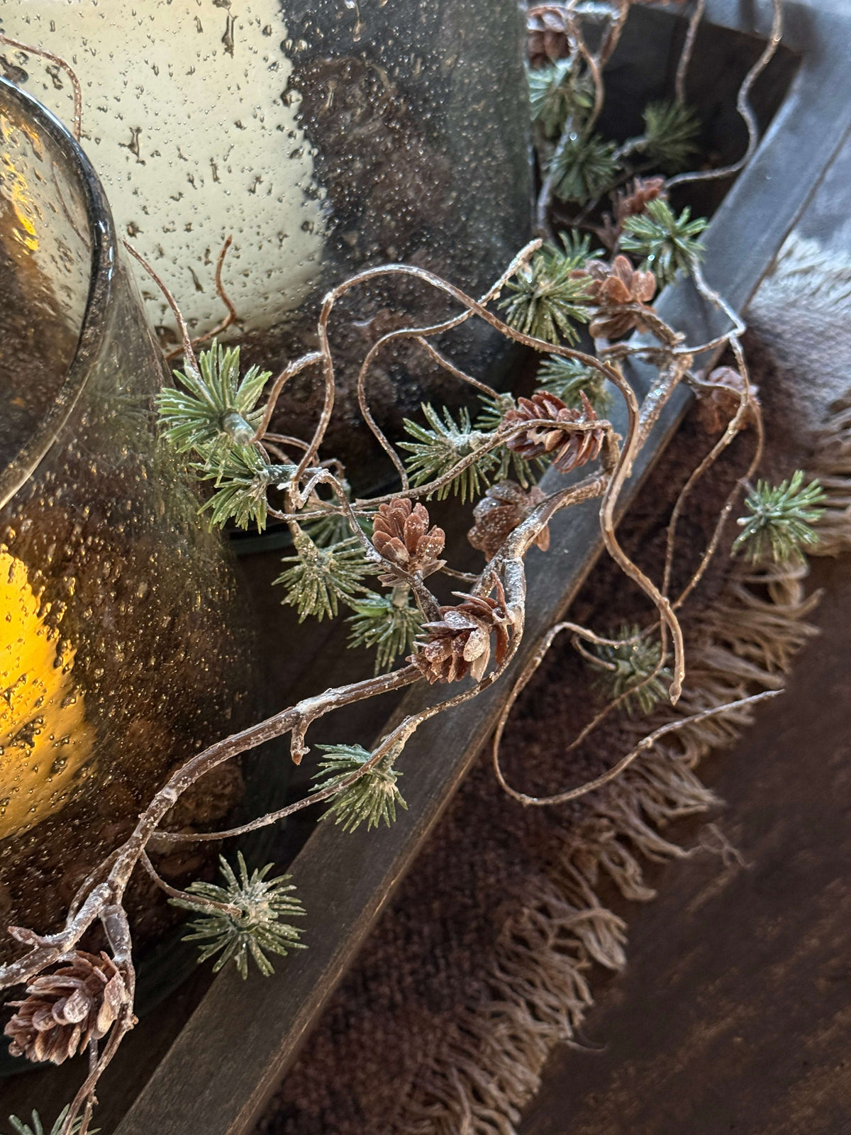 Winterse guirlande met dennenappeltjes en pinus- circa 120 cm.