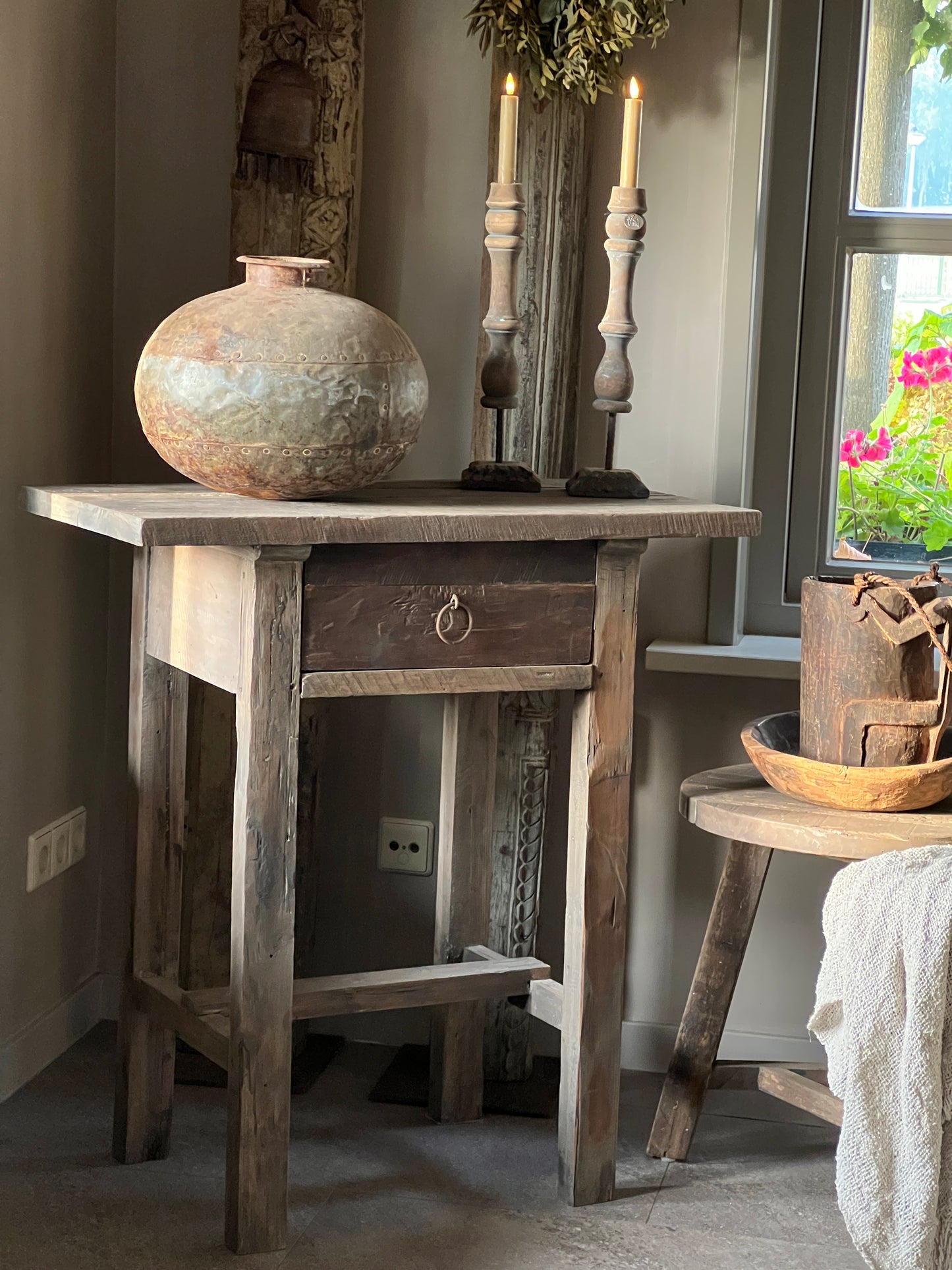 Driftwood side table with 1 drawer and intermediate bar
