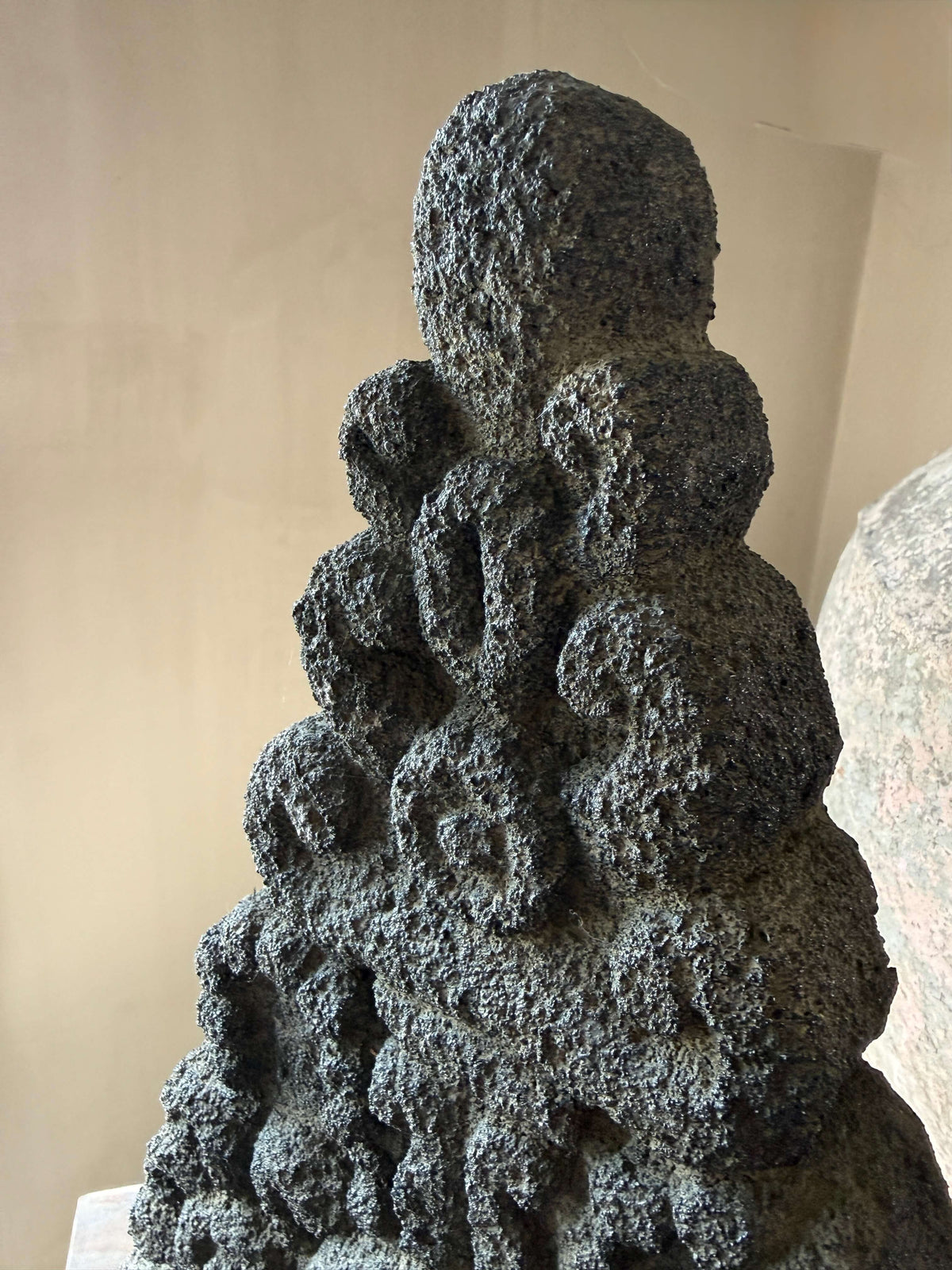 Ornament Bali lavastone – Large