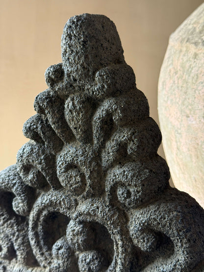 Ornament Bali lavastone – Small- Rechter op de afb.