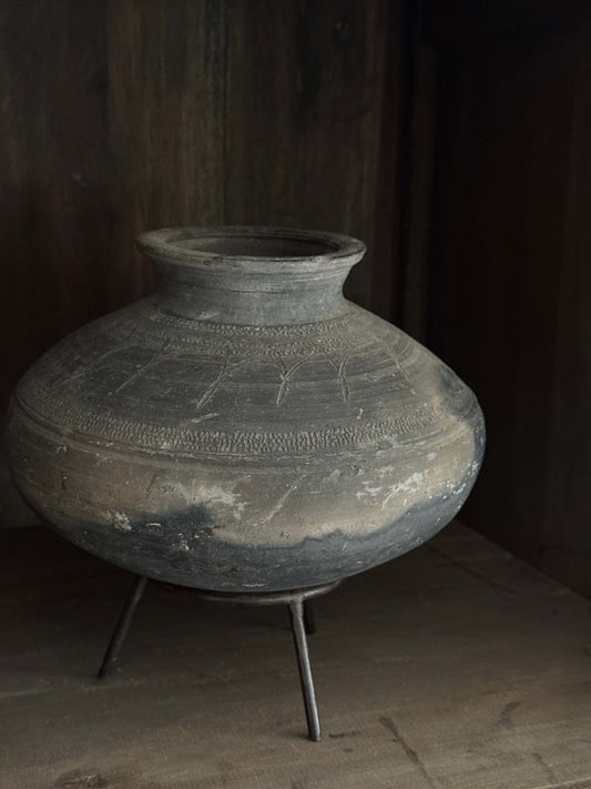 Chinesische Wackelvase auf Ständer
