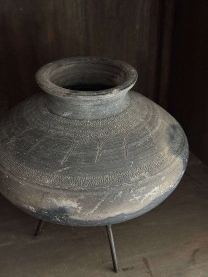 Chinesische Wackelvase auf Ständer