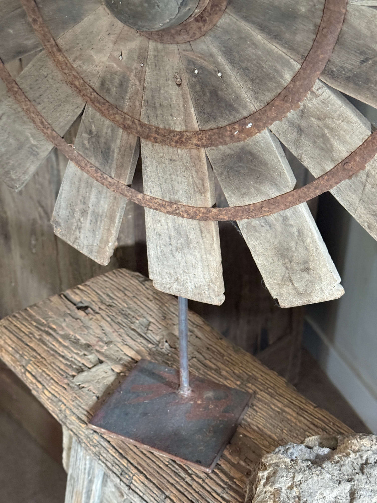 Houten wiel op metalen voet