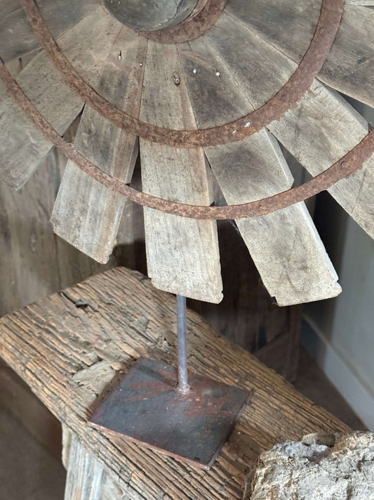 Houten wiel op metalen voet