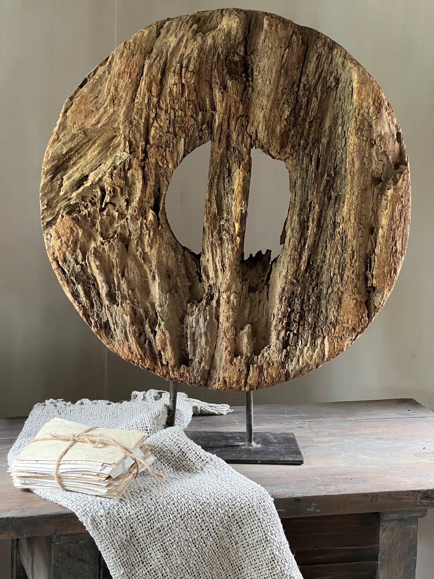 Authentiek houten wiel op statief