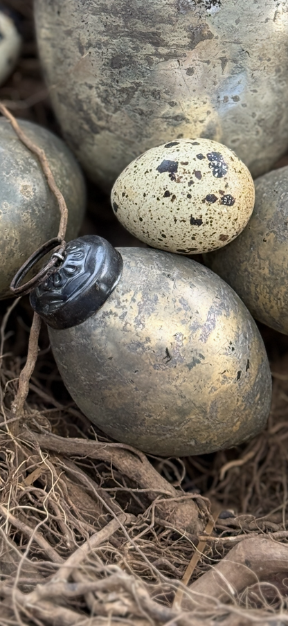 Ei, oud goud, 7x4 cm.