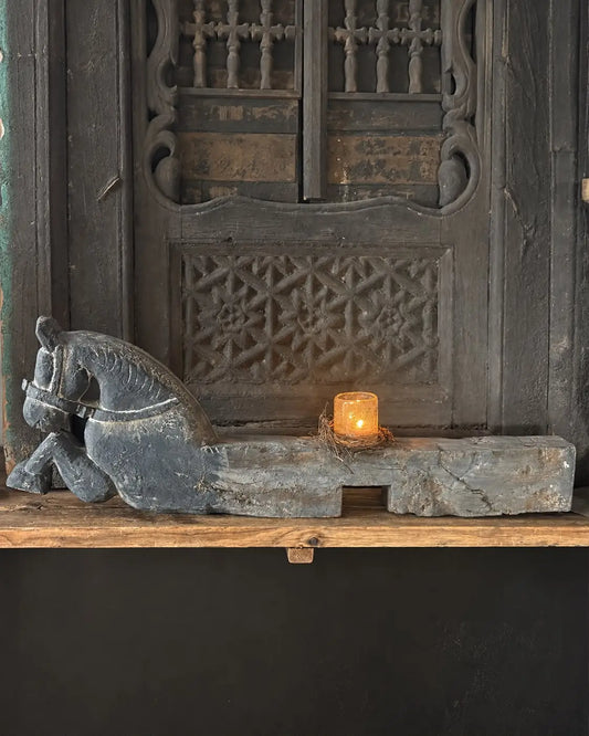 Oud houten paard uit India – Aura Peeperkorn