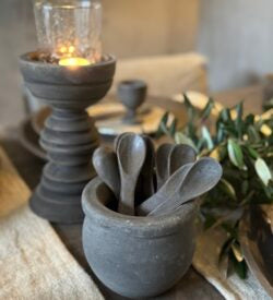 Vergrijsde houten lepeltjes – AURA PEEPERKORN