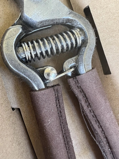 Pruning shears with leather handle