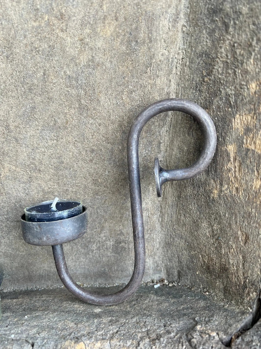 Teelichthalter, Teelichtlicht 4 cm, Länge 15 cm.
