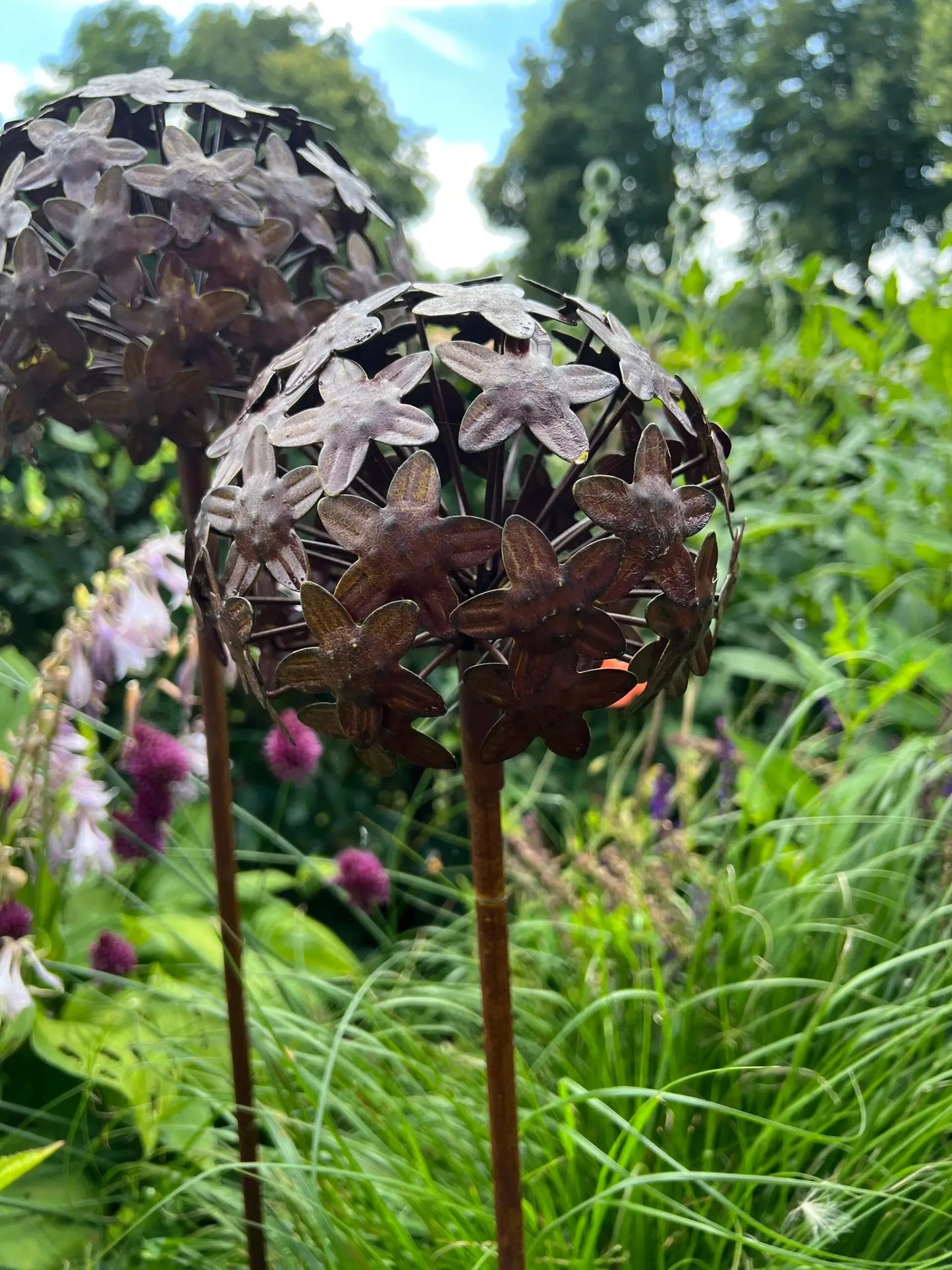Metall-Alliumblüte auf Stiel