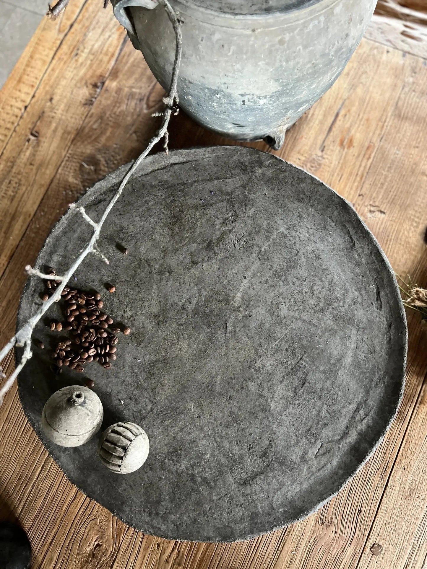 Schüssel auf Sockel von PMR, Mud Grey (in verschiedenen Größen erhältlich)