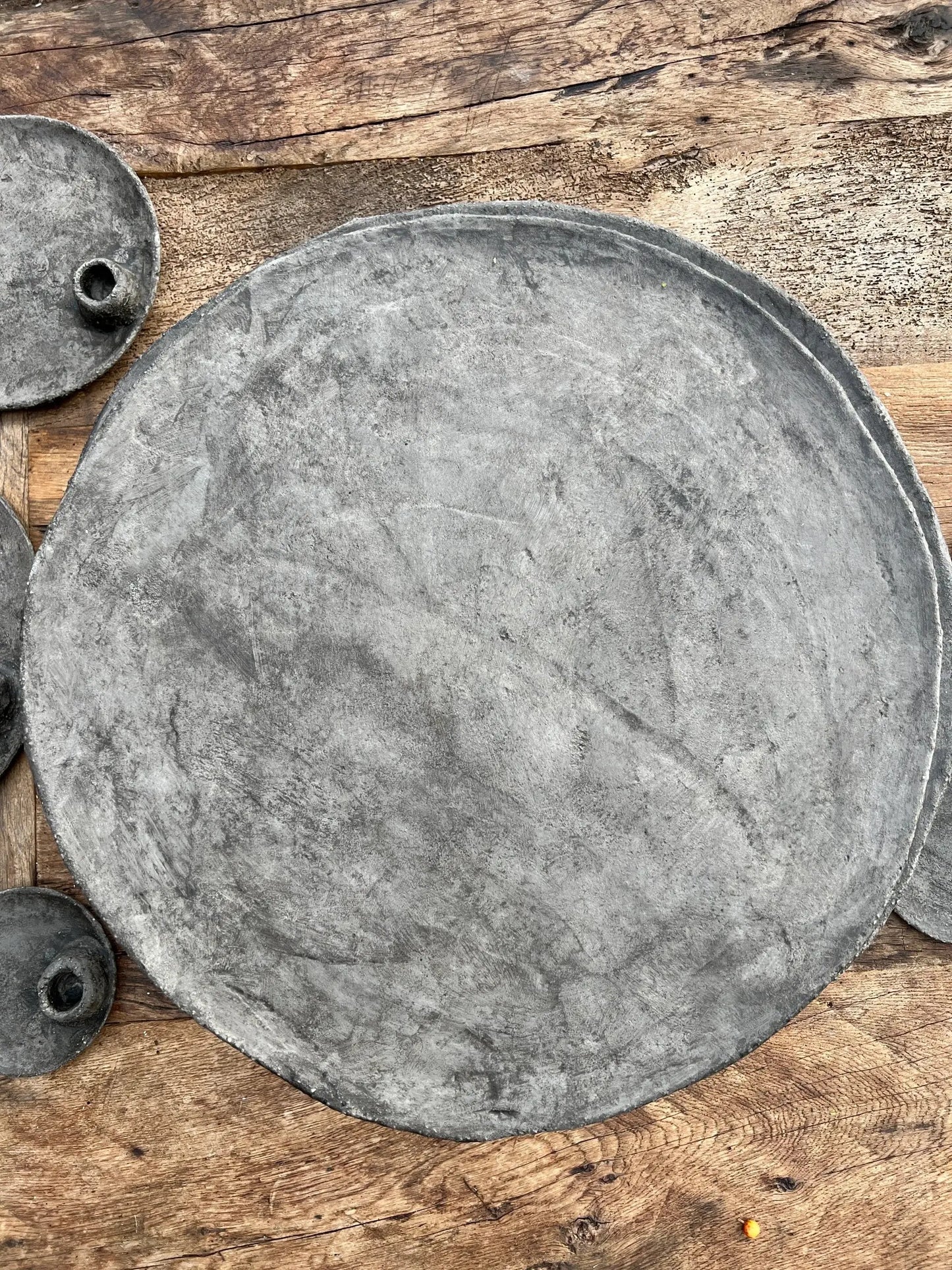 Schüssel auf Sockel von PMR, Mud Grey (in verschiedenen Größen erhältlich)