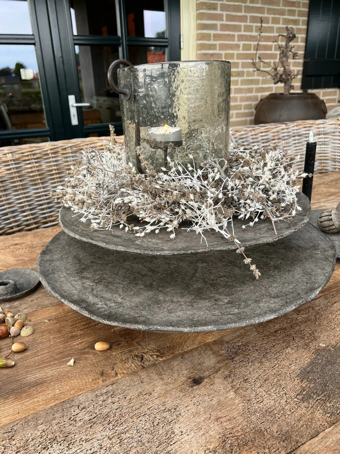 Schüssel auf Sockel von PMR, Mud Grey (in verschiedenen Größen erhältlich)