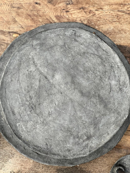 Schüssel auf Sockel von PMR, Mud Grey (in verschiedenen Größen erhältlich)