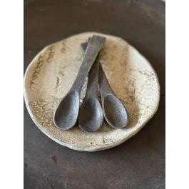 Vergrijsde houten lepeltjes – AURA PEEPERKORN