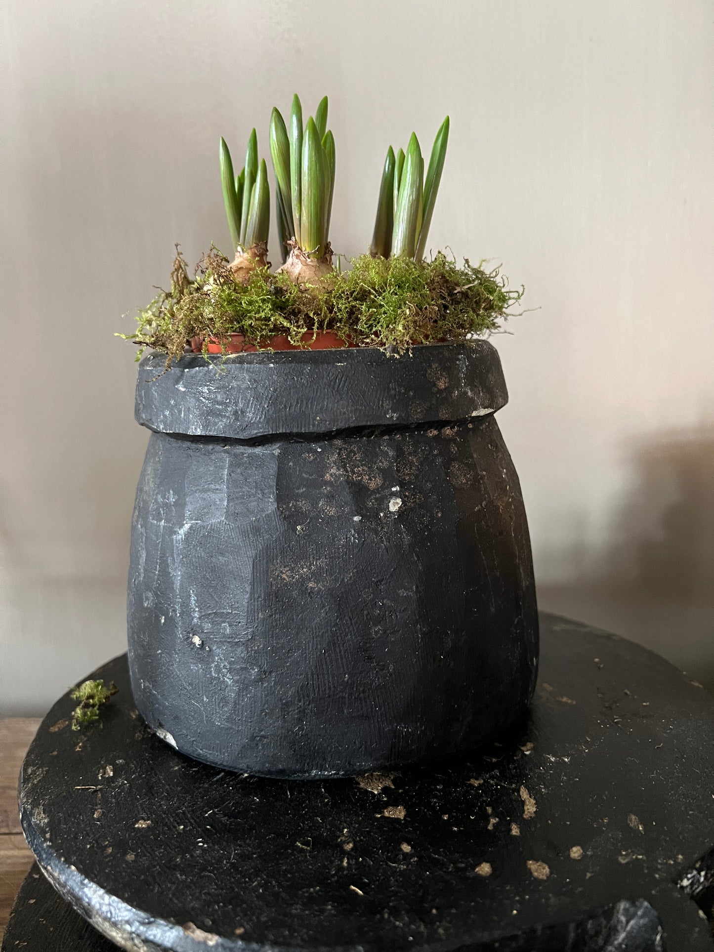 Soapstone pot with rim (4)
