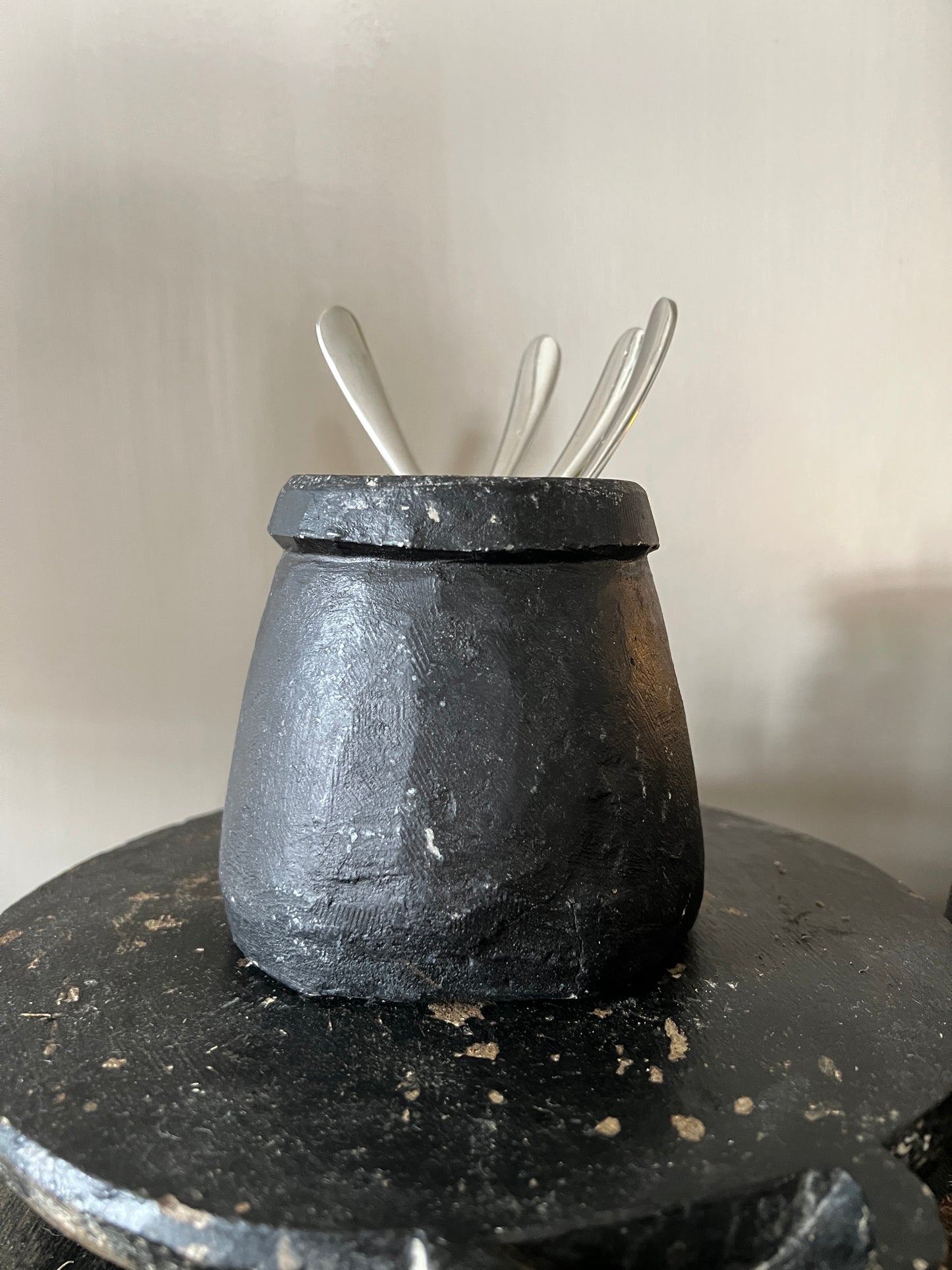 Soapstone pot with rim (2)