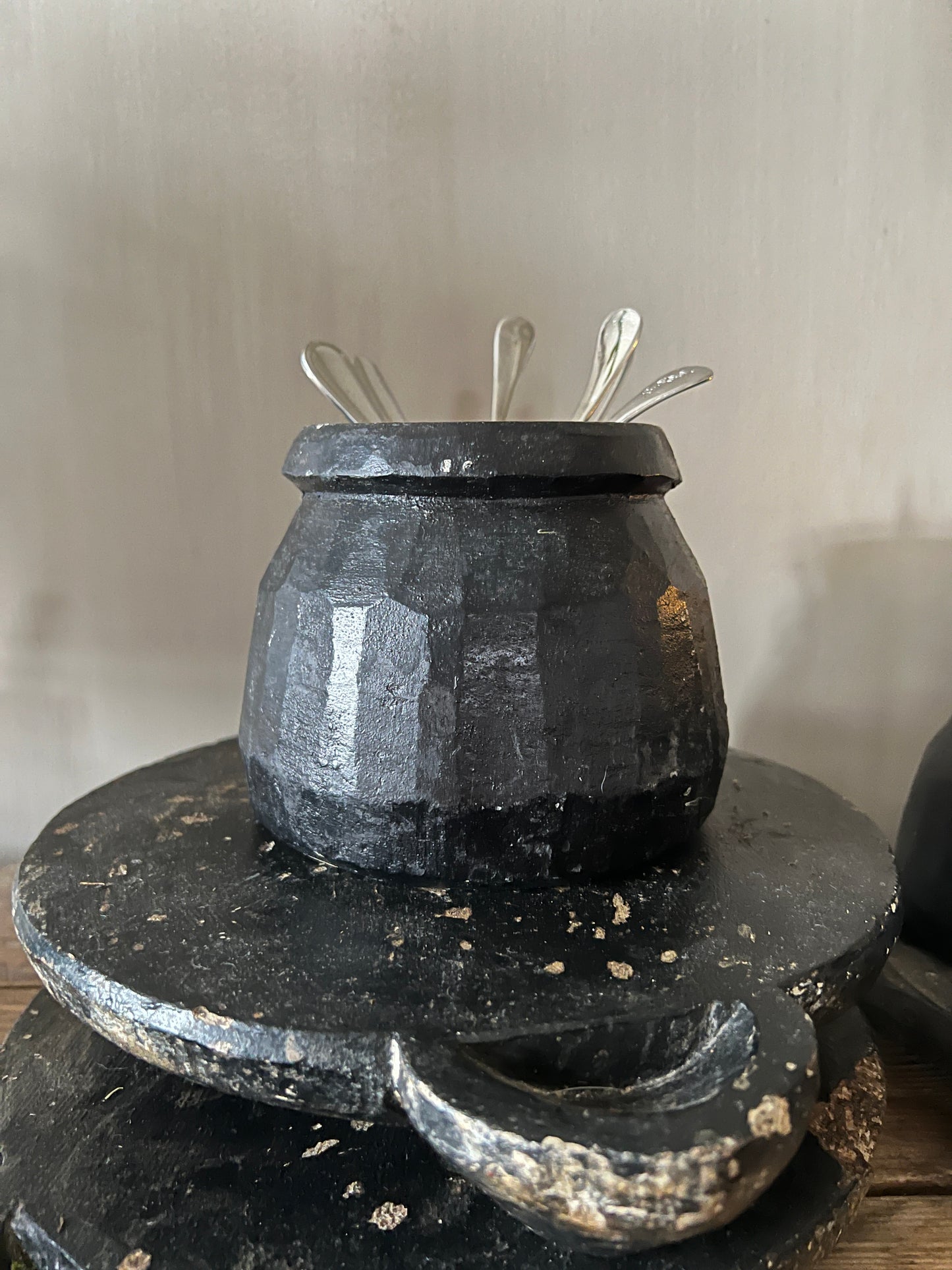Soapstone pot with rim (3)