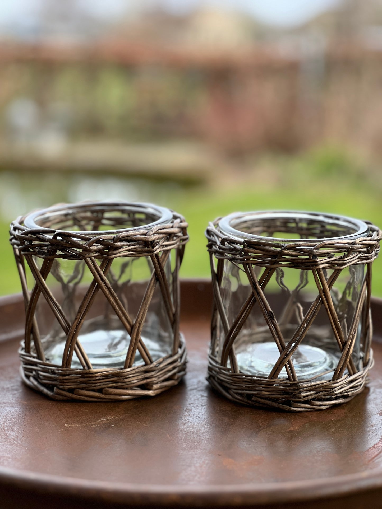 Glass tealight holder with reed