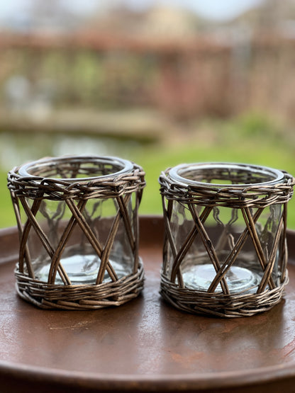 Teelichthalter aus Glas mit Schilfrohr